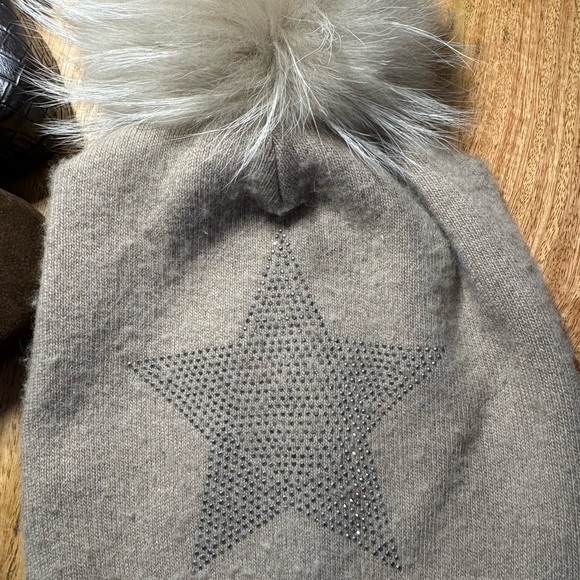 Super soft wool beanie with real fur Pom-Pom and studded shiny star accent - Picture 11 of 12